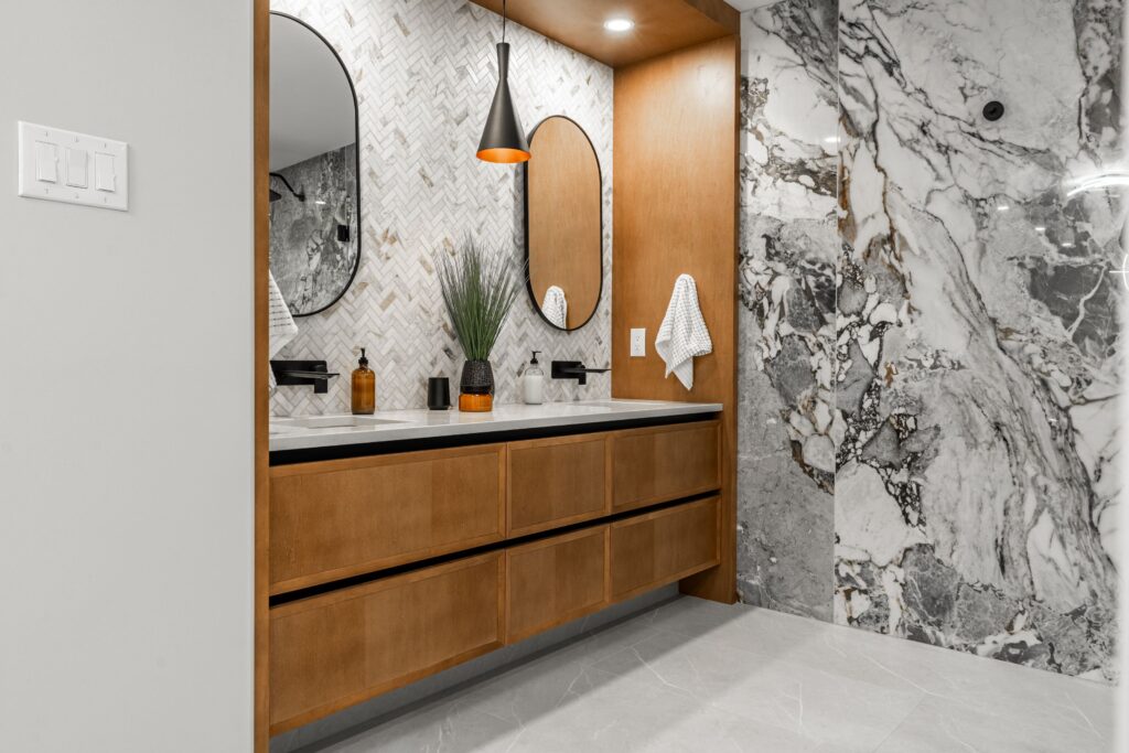 Grey and bronze herringbone tile backsplash in the suite